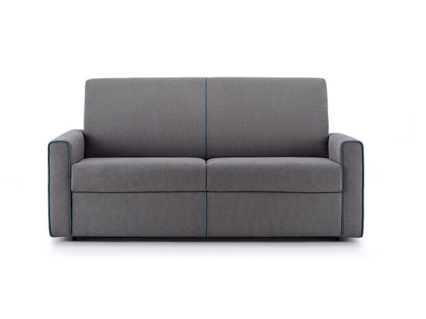 divano-letto-modello-bye-economico-primo-prezzo-in-tessuto-grigio-in-foto-frontale-versione-chiuso-profilo-blu- salvaspazio