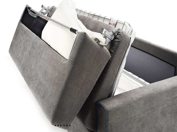 divano-letto-modello-bye-economico-primo-prezzo-in-tessuto-grigio-in-foto-particolare-porta-guanciali-in-rotazione-apertura- salvaspazio