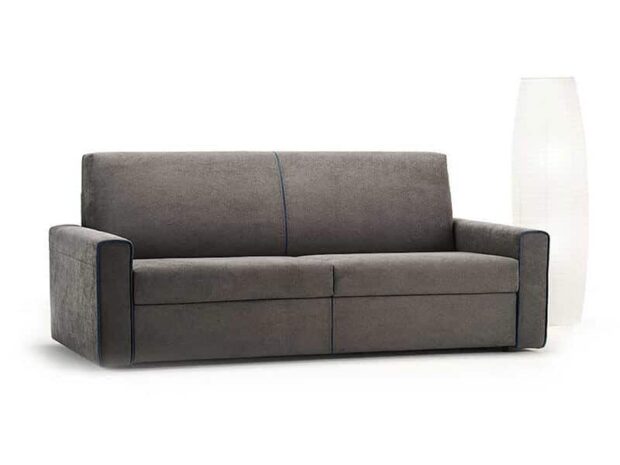 divano-letto-modello-bye-economico-primo-prezzo-in-tessuto-grigio-in-foto-versione-chiuso-profilo-blu- salvaspazio
