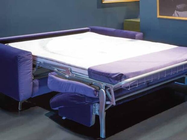 divano-modello-cute-moderno-piede-alto-velluto-violetto-sfoderabile-versione-lineare-fissa-o-letto-foto-aperto-a-notte