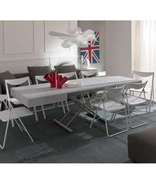 1-Tavolo-Allungabile-bianco-in-ambiente-cucina-con-sedie- salvaspazio