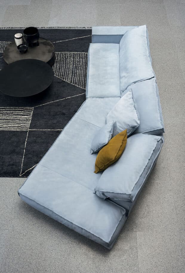 salotto elegante divano-baxter-budapest-moderno-in-pelle-primo-fiore-anilina-composizione-tinta-azzurra-con-terminale-senza-bracciolo-con-penisola-pouf-visto-da-sopra