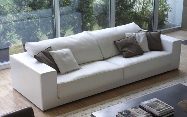 salotto-elegante-divano-baxter-budapest-moderno-in-pelle-fiore-color-bianco-ottico-a-2-cuscini-personalizzabile-artigianale