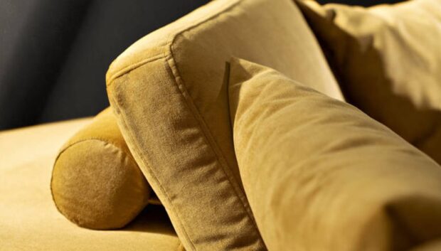 Divano Soft con sedute scorrevoli in tessuto giallo dettaglio cuscini