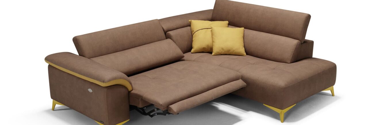 sofa-divano-luisago-relax-foto-angolare-con-piede-alto-recliner-alzato-e-poggiatesta-richiudibile-salvaspazio