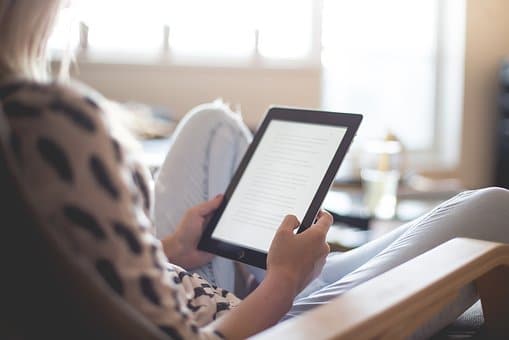 Ragazza con Kindle da pixabay articolo blog "Settembre è restyling"