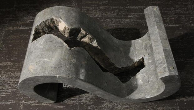 Dettaglio base in pietra grigia del tavolino da salotto Flexi