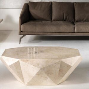Tavolino salotto Iside in pietra fossile bianca di fronte al divano