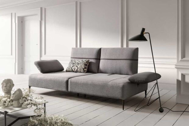 Sofa modulare componibile Viale Certosa con schienali retraibili ambientato dal lato
