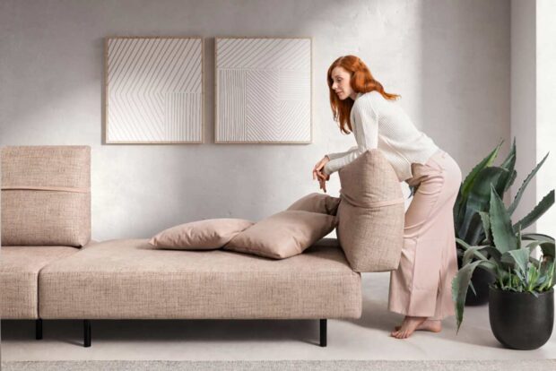 Sofa modulare componibile Viale Certosa con schienali retraibili dettaglio seduta