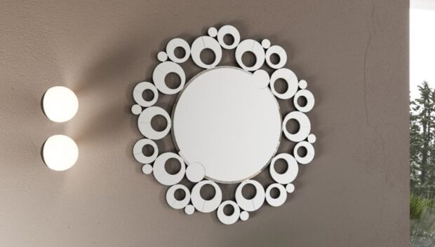 Specchio moderno Anelli appeso alla parete