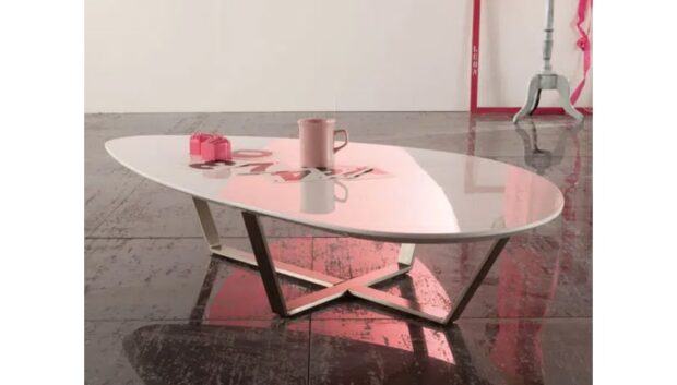Tavolino da salotto Liuk con base in metallo satinato