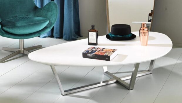 Tavolino da salotto Liuk con base in metallo satinato bianco in soggiorno
