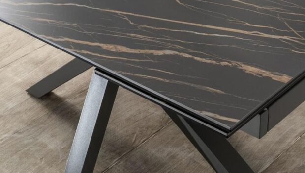 Tavolo da cucina allungabile Marco dettagli top in ceramica effetto marmo nero portoro