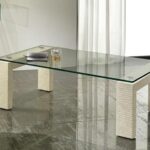 Tavolino salotto moderno Miti con gambe in pietra e top in vetro in offerta