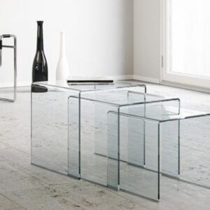 Trittico di tavolini in vetro trasparente Tris in salotto valida soluzione salvaspazio dal design moderno