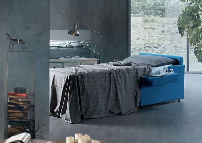 poltrona letto modello compatta essenziale foto aperta a notte in tessuto sfoderabile blu con braccioli a cuscinetto ridotti