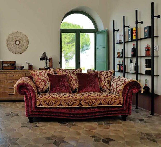 Divano fisso elegante classico con copri braccioli Toscana ambientata in salotto