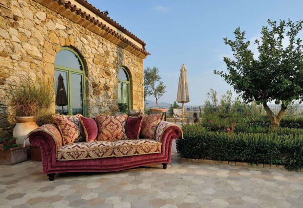 Divano fisso elegante classico con copri braccioli Toscana ambientato in terrazzo