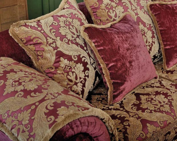 Divano fisso elegante classico con copri braccioli Toscana dettaglio cuscini