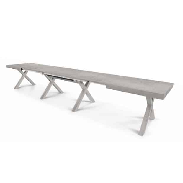 Grande tavolo in legno allungabile fino a 20 posti Monstre - aperto - gambe incrociate